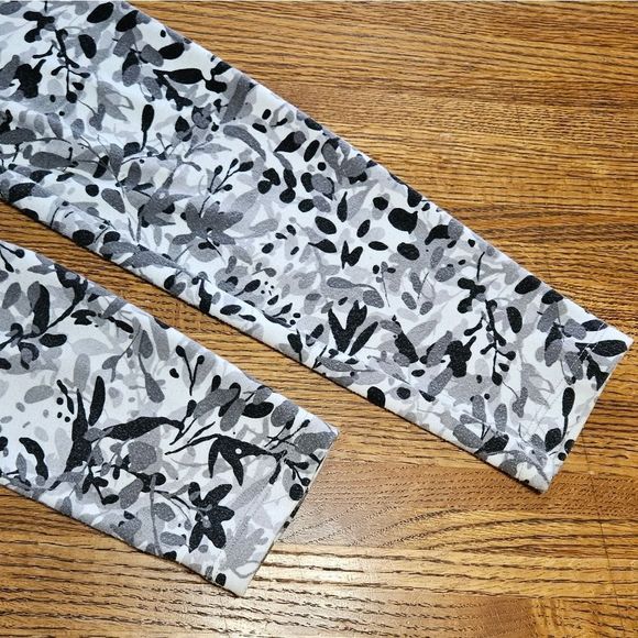 Karen Scott Grey Floral Half Button Top Size M - Picture 2 of 3